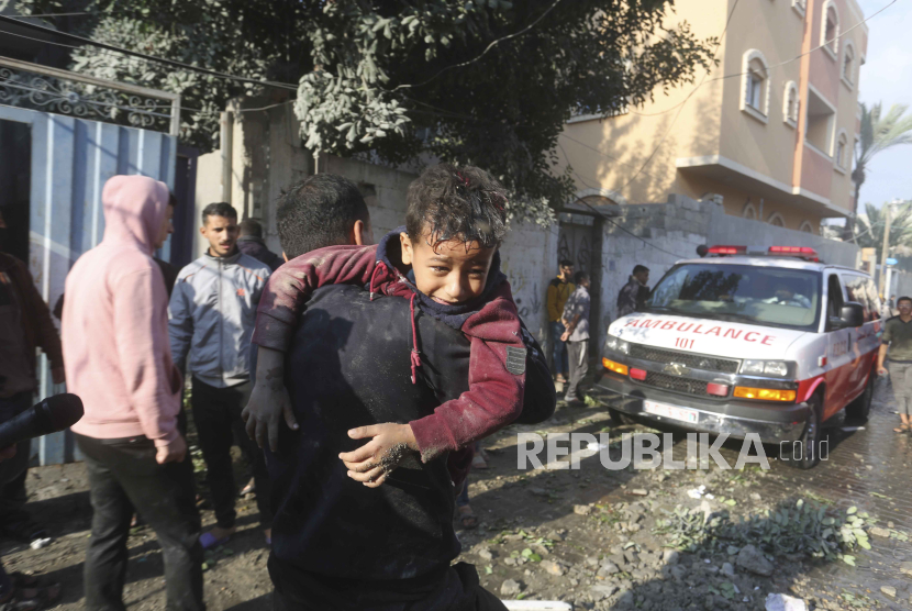 Warga Palestinian evakuasi bocah terkena bom pasukan Israel. (lustrasu)