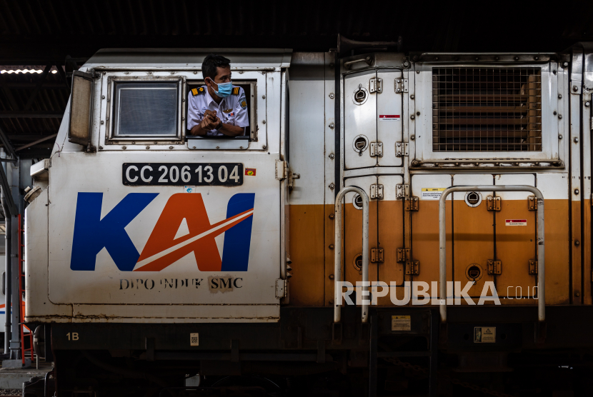 Seorang masinis memeriksa kesiapan rangkaian kereta api (KA) (ilustrasi). PT KAI Daop 8 Surabaya mengungkapkan adanya lonjakan jumlah penumpang kereta api yang naik dari wilayah Daop 8 Surabaya