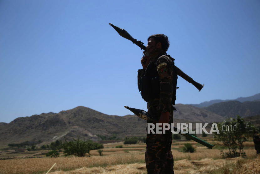 Seorang pejabat keamanan Afghanistan yang memegang peluncur granat berpeluncur roket (RPG) berpatroli di sebuah desa setelah mereka membersihkan daerah gerilyawan Taliban di distrik Achin di provinsi Nangarhar, Afghanistan, 31 Mei 2021 (dikeluarkan 01 Juni 2021).