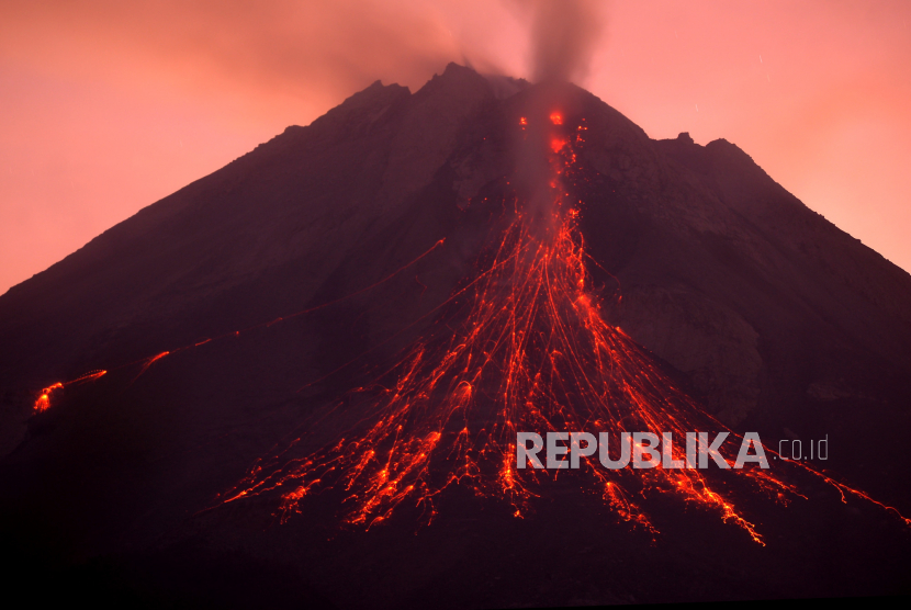 BPPTKG melaporkan adanya guguran lava sebanyak lima kali dengan jarak luncur sejauh satu kilometer yang keluar dari kawah Gunung Merapi di perbatasan Jawa Tengah dan Yogyakarta.