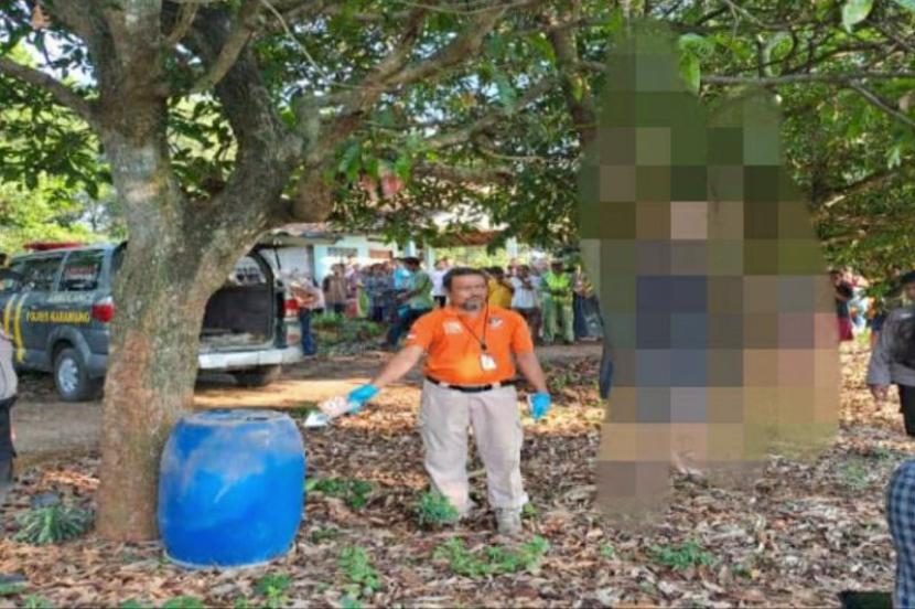Polres Karawang tindaklanjuti temuan warga yang meninggal gantung diri.