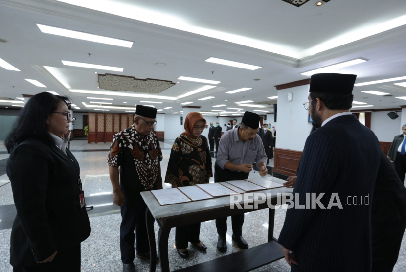 Suasana pelantikan tiga anggota Majelis Kehormatan Mahkamah Konstitusi (MKMK) oleh Ketua MK Anwar Usman pada Kamis (9/2).