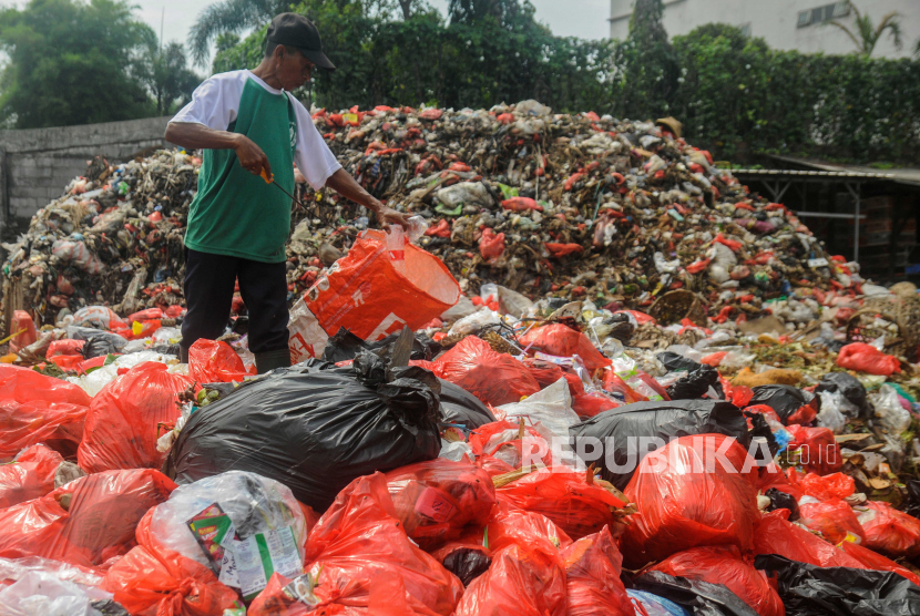 Pemulung mencari sampah di Tempat Pembuangan Sampah (TPS) Pasar Kemiri, Depok, Jawa Barat. (ilustrasi).