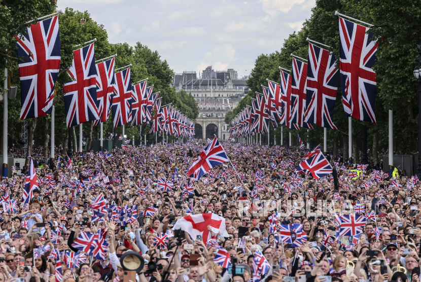 Kerumunan memenuhi The Mall saat mereka menunggu keluarga kerajaan muncul di balkon Istana Buckingham di London, Kamis 2 Juni 2022, pada hari pertama dari empat hari perayaan untuk menandai Platinum Jubilee. Acara selama liburan panjang akhir pekan di Inggris dimaksudkan untuk merayakan 70 tahun pelayanan raja.