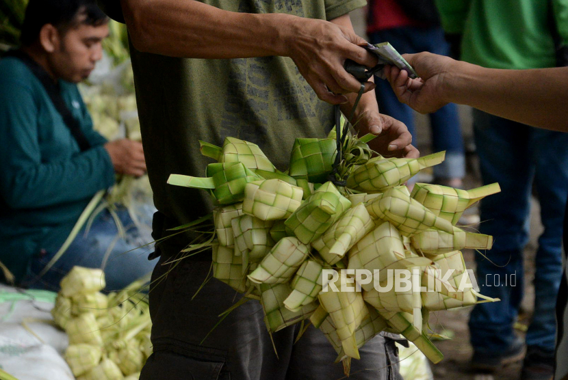 Pedagang kulit ketupat melayani pembeli di kawasan Palmerah, Jakarta, Kamis (20/4/2023). Naskah Khutbah Idul Fitri: Syawal, Momentum Hablum Minallah wa Hablum Minan Nas