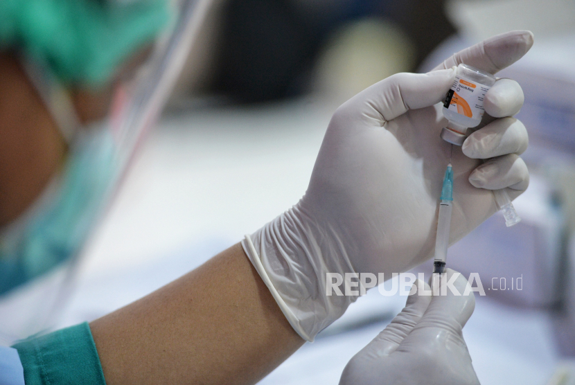Vaksinator mengisi vaksin Covid-19. Satgas Penanganan COVID-19 Kota Sorong Provinsi Papua Barat menyatakan bahwa sebanyak 2.407 tenaga kesehatan (nakes) di daerah tersebut telah menjalani vaksinasi COVID-19. 
