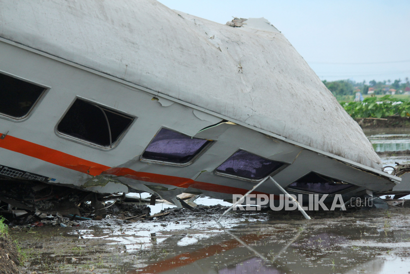 Salah satu gerbong kereta berada di sawah dalam peristiwa tabrakan kereta api KA Turangga jurusan Surabaya-Bandung dengan KA commuter line jurusan Padalarang-Cicalengka, yang berlokasi tidak jauh dari Stasiun Cicalengka, Kabupaten Bandung, Jawa Barat, Jumat (5/1/2023). Belum diketahui penyebab tabrakan dua kereta ini. Pihak PT KAI menyatakan penyebab kecelakaan baru bisa diketahui setelah ada investigasi. Pada peristiwa tersebut 4 orang tewas, dan 37 luka-luka.