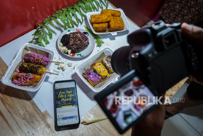 Fotografer memotret produk makanan Usaha Mikro Kecil dan Menengah (UMKM), (ilustrasi).