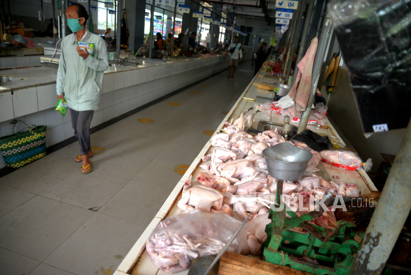 Pemerintah Provinsi Bali menyebutkan harga daging ayam mulai turun setelah melewati pekan Idul Adha.
