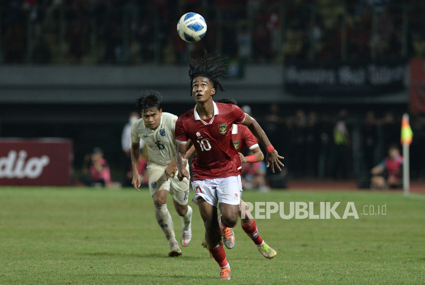 Penyerang timnas Indonesia U-20 Ronaldo Kwateh (kanan).
