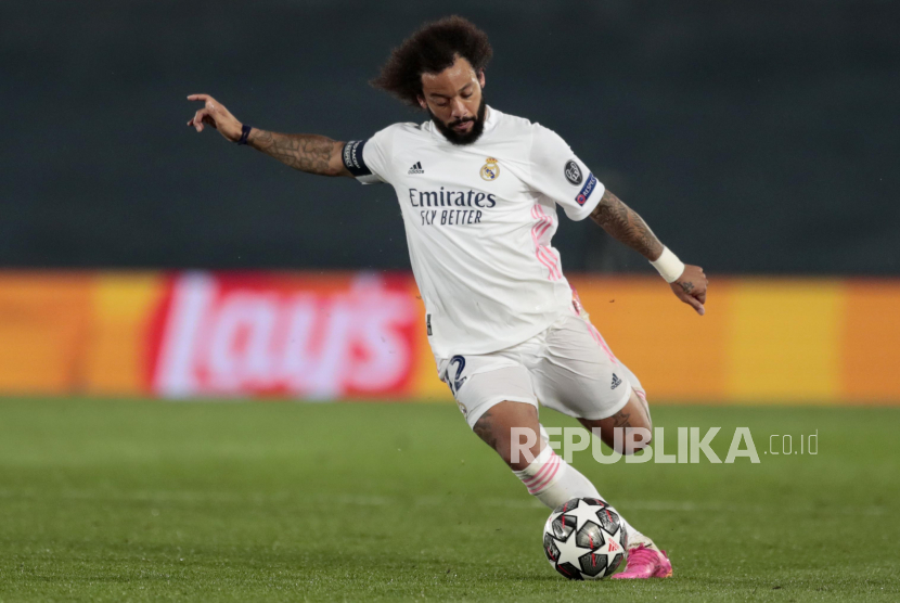 Bek Real Madrid Marcelo Vieira bersiap menendang bola saat pertandingan melawan Tim Chelsea pada leg pertama semifinal Liga Champions di stadion Alfredo di Stefano, Madrid, Spanyol, Selasa (27/4) Pertandingan tersebut berakhir dengan skor imbang 1-1, melalui tendangan Karim Benzema dari Real Madrid dan Christian Pulisic dari Chelsea. (AP Photo/Bernat Armangue)