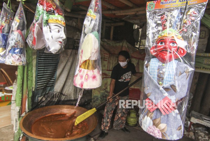 Pedagang membuat dodol makanan khas betawi,  di Kawasan Wisata Setu Babakan, Jakarta, Sabtu (8/8/2020). 