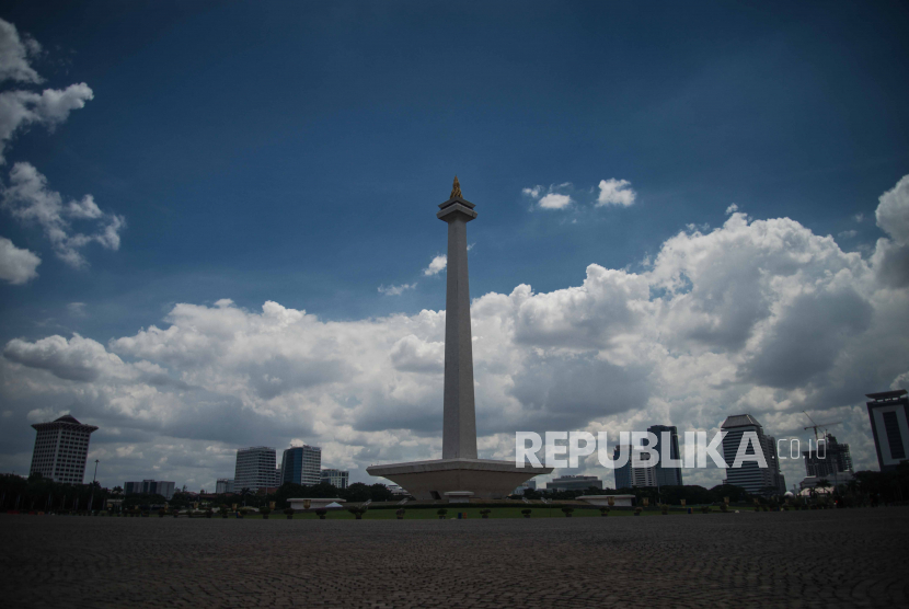 Badan Meteorologi, Klimatologi, dan Geofisika (BMKG) memperkirakan cuaca cerah berawan akan menghiasi langit Jakarta pada Sabtu (26/6) siang hingga malam hari. Kendati demikian, BMKG juga mengeluarkan peringatan dini mengenai kemungkinan hujan yang disertai petir dan angin kencang. (Ilustrasi langit di sekitar Monas, Jakarta Pusat)