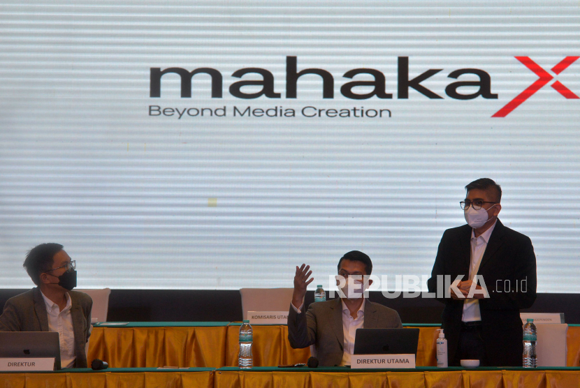Direktur Utama PT Mahaka Media Tbk yang baru Tubagus Farash Farich (tengah) berbincang dengan Direktur Utama PT Mahaka Media Tbk yang lama Adrian Syarkawi (kanan) dan Direktur Vincentius Dicky Haryanto (kiri) sebelum Public Expose usai menggelar RUPS Tahunan di Jakarta, Senin (27/6/2022). RUPS Tahunan PT Mahaka Media Tbk tersebut mengangkat Tubagus Farash Farich sebagai Direktur Utama dan mengangkat Mahendra Agakhan Thohir sebagai Komisaris Utama serta RUPST juga menyetujui pergantian jajaran direktur dan komisaris.Prayogi/Republika