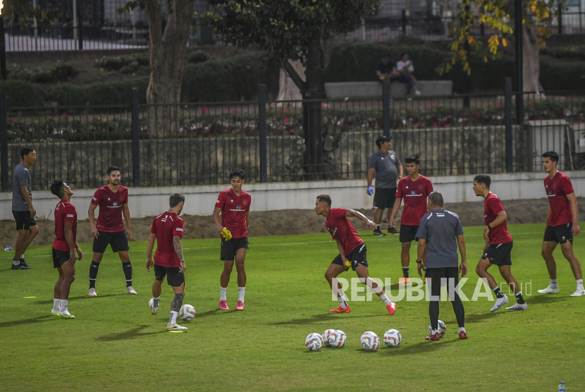 Sejumlah pemain Timnas Indonesia mengikuti sesi latihan di Lapangan A Gelora Bung Karno Senayan, Jakarta, Senin (9/10/2023). Latihan itu digelar sebagai persiapan tampil di fase pertama Kualifikasi Piala Dunia 2023 melawan timnas Brunei Darussalam pada 12 dan 17 Oktober 2023.  