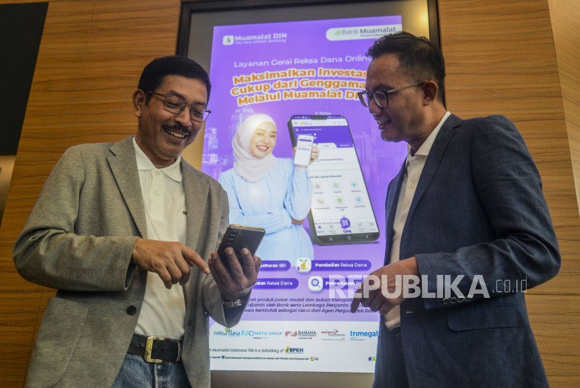 Direktur Operasi Bank Muamalat Awaldi (kanan) berbincang dengan Head of Digital Banking Bank Muamalat Marjuki (kiri) mengenai fitur Gerai Reksa Dana Syariah di Jakarta, Jumat (23/9/2022). Bank Muamalat mencatat minat nasabah terhadap produk investasi terus meningkat dari tahun ke tahun sejalan dengan pertumbuhan penjualan yang rata-rata tumbuh sekitar 160 persen per tahun selama empat tahun terakhir. Fitur Gerai Reksa Dana Syariah ini tersedia di aplikasi Mobile Banking Muamalat Digital Islamic Network. Republika/Putra M. Akbar