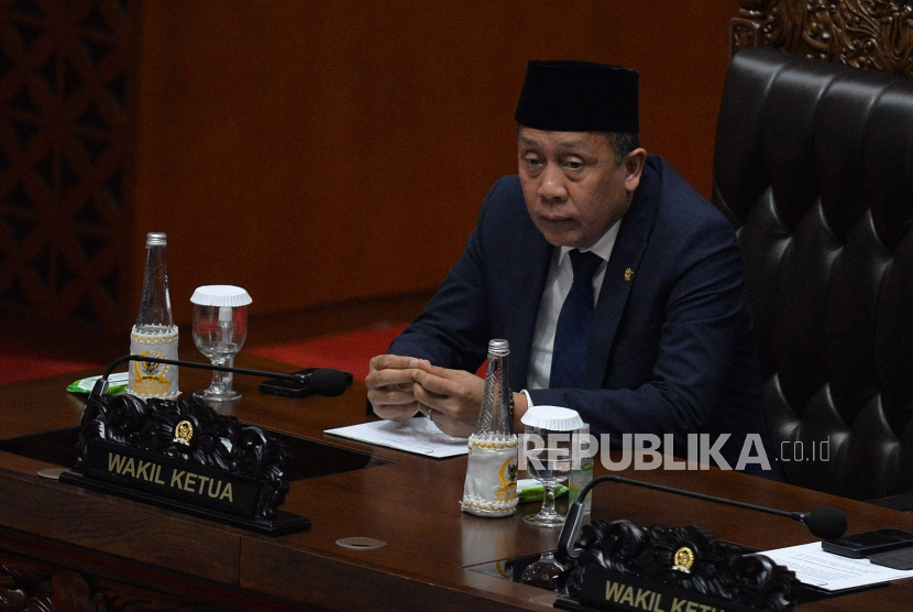 Wakil Ketua DPR terpilih dari Fraksi Nasdem Saan Mustopa saat memimpin rapat paripurna pemilihan dan penetapan pimpinan DPR periode 2024-2029  di kompleks Parlemen, Senayan, Jakarta, Selasa (1/10/2024). Rapat paripurna tersebut menetapkan Puan Maharani dari Fraksi PDIP sebagai ketua DPR serta Wakil Ketua DPR yaitu Adies Kadir dari Fraksi Partai Golkar, Sufmi Dasco Ahmad dari Fraksi Partai Gerindra, Saan Mustopa dari Fraksi Nasdem dan Cucun Syamsurijal dari Fraksi PKB.
