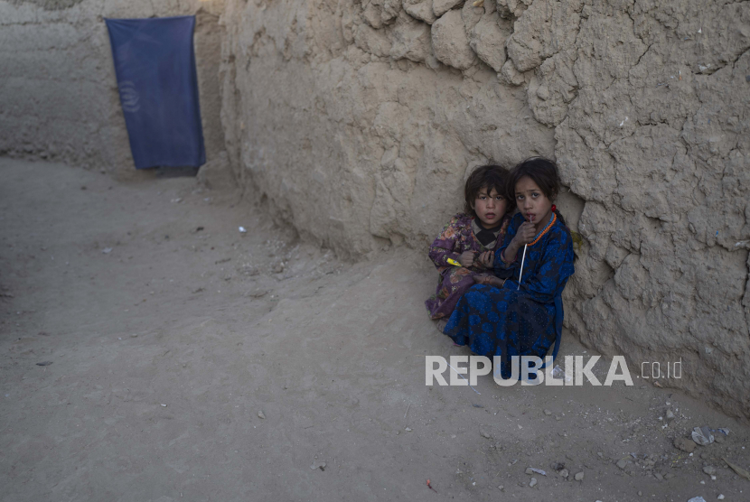 Gadis-gadis bermain di luar rumah bata lumpur di sebuah kamp untuk pengungsi internal, di Kabul, Afghanistan, Senin, 15 November 2021.