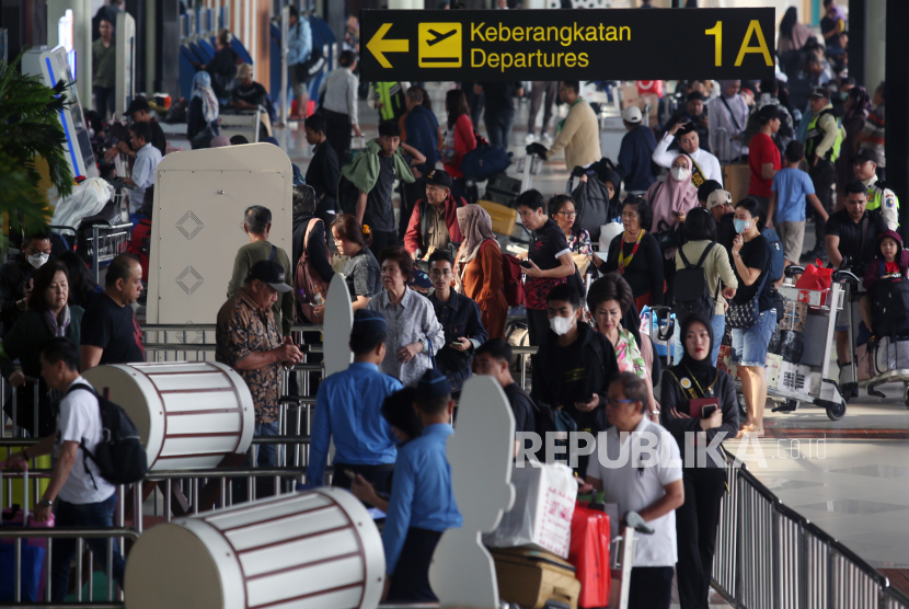 Petugas Avsec memeriksa tiket calon penumpang sebelum melakukan lapor diri di Terminal 1 A, Bandara Soekarno Hatta, Tangerang, Banten, Kamis (3/4/2024). 