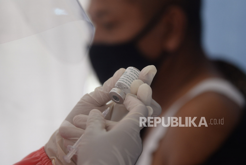 Petugas kesehatan menyiapkan vaksin Covid-19 sebelum disuntikan kepada warga lansia (ilustrasi)