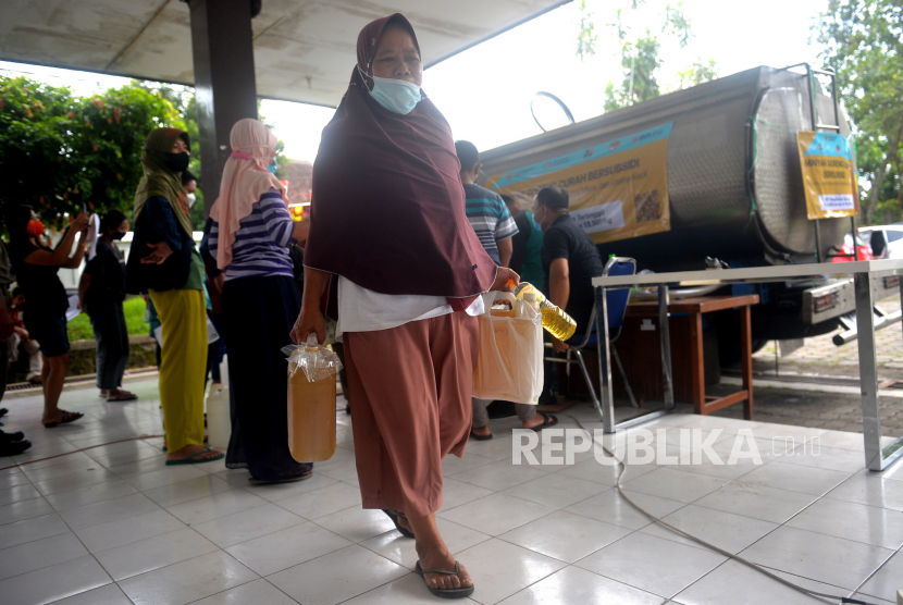Warga membeli minyak goreng saat Operasi Pasar Minyak Goreng Curah di Gedung Serbaguna Pemkab Sleman, Yogyakarta, Kamis (28/4/2022). Harga minyak goreng kemasan di Provinsi DIY masih belum turun.