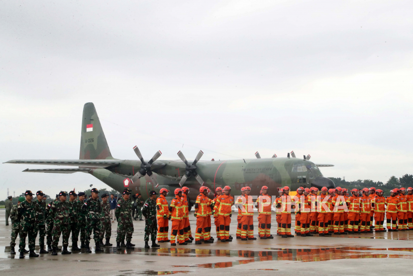 Anggota tim penyelamat Indonesia menaiki pesawat Angkatan Udara sebelum mereka berangkat ke Turki di Bandara Militer Halim Perdana Kusuma di Jakarta, Sabtu (11/2/2023). Lebih dari 23.000 orang tewas setelah gempa berkekuatan 7,8 skala Richter melanda Turki dan Suriah pada 06 Februari.