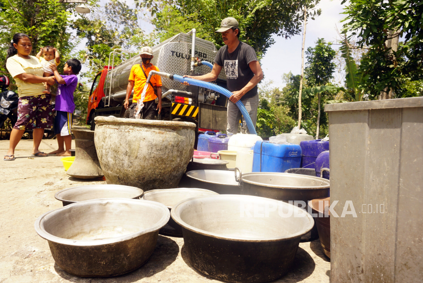 Badan Penanggulangan Bencana Daerah (BPBD) Kabupaten Cilacap, Jawa Tengah, mulai menyalurkan bantuan air bersih untuk warga yang terdampak kekeringan akibat musim kemarau (Foto: ilustrasi bantuan air bersih)