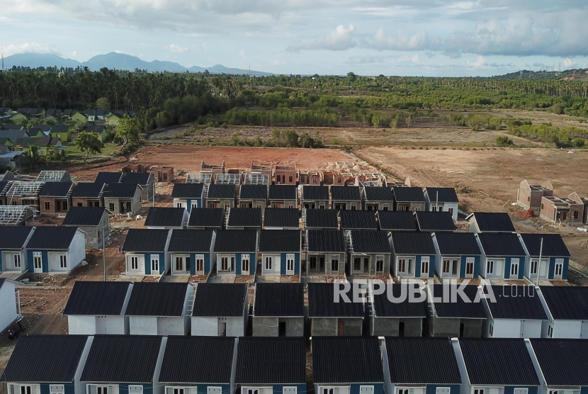 Pekerja menyelesaikan pembangunan rumah bersubsidi di Perumahan Hadrah Land, Kabupaten Aceh Besar, Provinsi Aceh, Senin (12/2/2024). Selama 74 tahun, PT Bank Tabungan Negara (Persero) TBK (BTN) telah menjalankan tanggung jawab memberikan pembiayaan perumahan, terutama untuk masyarakat berpenghasilan rendah (MBR). Dari total 5,2 juta unit rumah yang telah didanai BTN, sekitar 4,05 juta unit dinikmati oleh MBR melalui program KPR Subsidi.