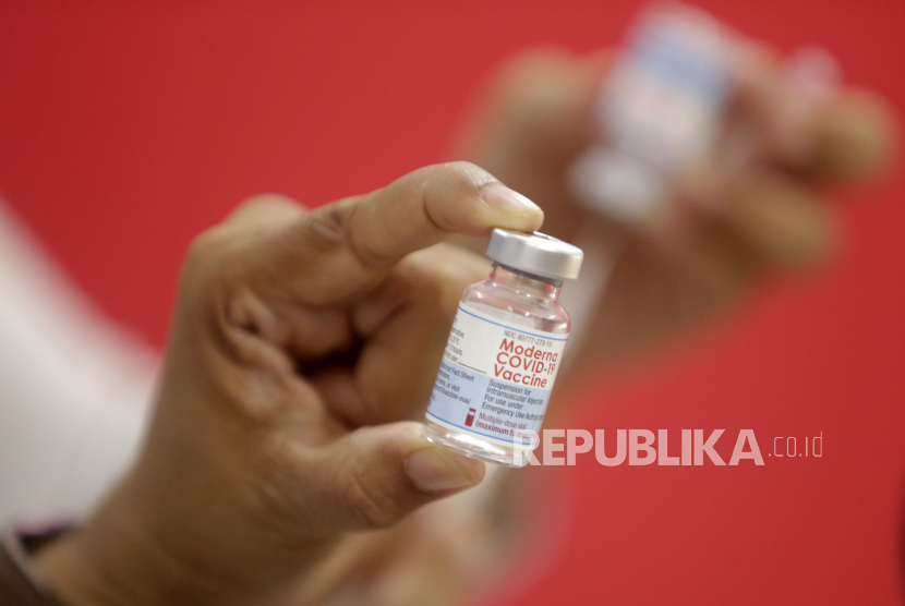  Seorang petugas kesehatan menunjukkan botol vaksin Moderna saat melakukan vaksinasi COVID-19 untuk petugas kesehatan di Rumah Sakit Umum Daerah Banda Aceh, Aceh, Senin (9/8/2021).
