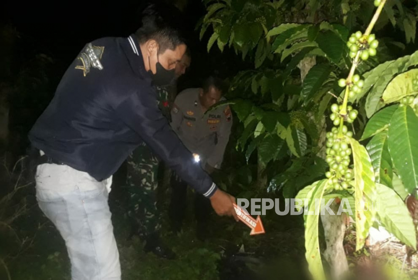 Proses identifikasi dilakukan oleh tim INAFIS Polres Semarang, di lokasi penemuan jenazah seorang pria tanpa identitas di kawasan perkebunan kopi PTPN IX di lingkungan Desa Asinan, Kecamatan Bawen, Kabupaten Semarang, Senin (14)3/2) sore.