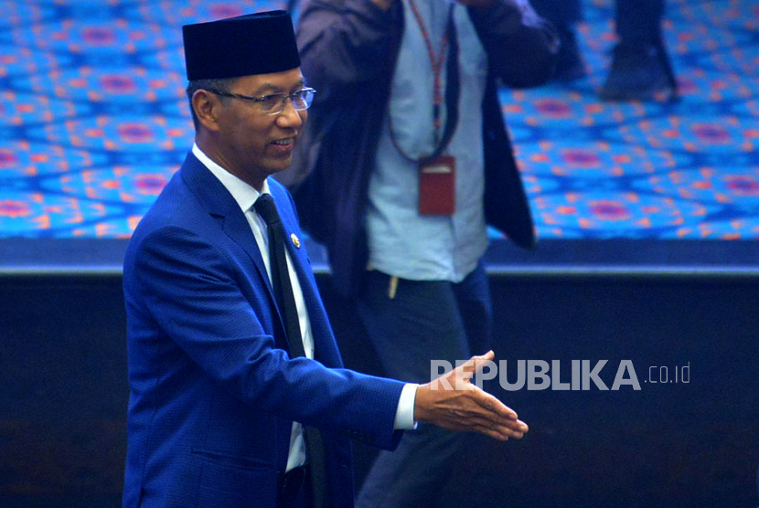 Penjabat (Pj) Gubernur DKI Jakarta Heru Budi Hartono saat menghadiri rapat paripurna DPRD DKI Jakarta di ruang Rapat Paripurna DPRD DKI Jakarta, Senin (17/10/2022). Pj Gubernur DKI Jakarta Heru Budi Hartono menghadiri rapat paripurna DPRD DKI Jakarta untuk pertama kalinya usai dilantik. Adapun agenda paripurna tersebut yaitu Penyampaian Laporan hasil pembahasan Bapemperda terhadap Raperda tentang pencabutan Peraturan Daerah Nomor 1 Tahun 2014 tentang Rencana Detail Tata Ruang dan Peraturan Zonasi. Republika/Prayogi.