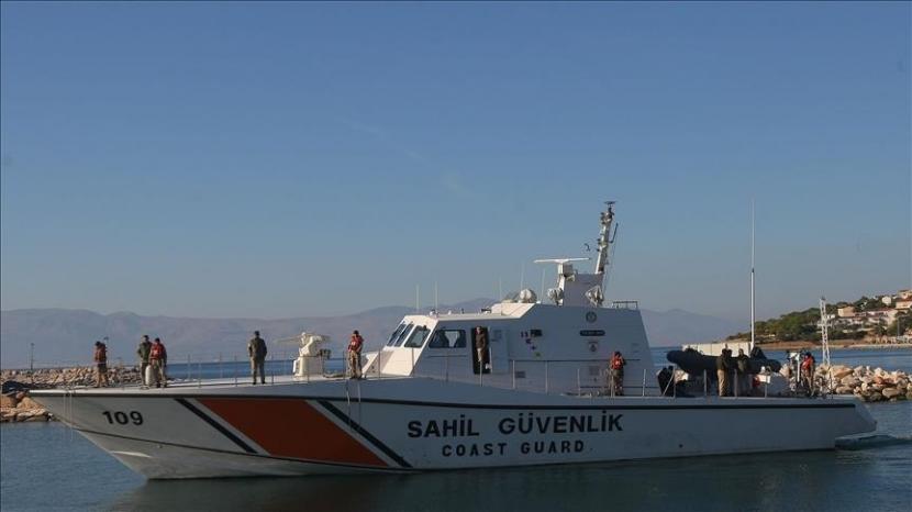 Para migran gelap mengatakan kepada tim Penjaga Pantai Turki bahwa 11 migran yang diborgol dan tidak memiliki jaket pelampung dibuang ke laut oleh pasukan Yunani setelah mereka menyeberang ke pulau Sakiz 