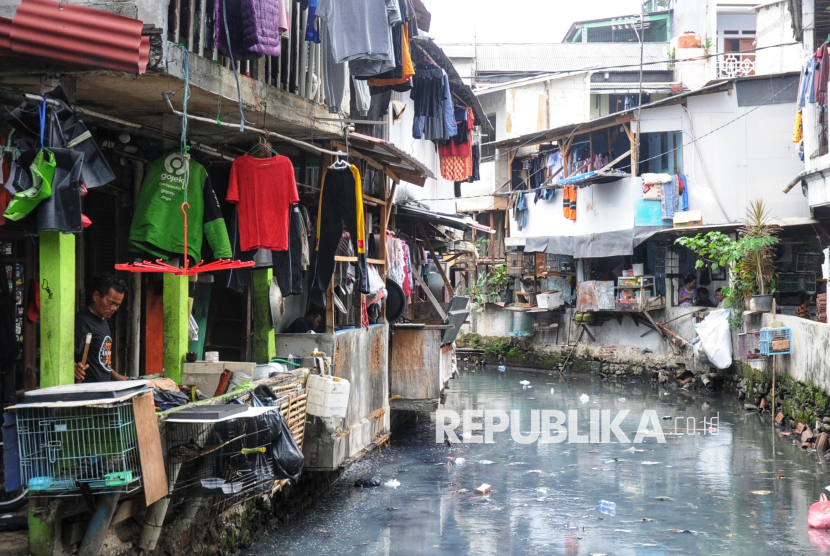 Suasana permukiman padat penduduk di kawasan Kebon Melati, Jakarta, Ahad (15/6/2025). Data terakhir Bank Dunia menyebutkan angka kemiskinan di Indonesia melonjak drastis hingga menyentuh angka 194,6 juta jiwa sesuai hitungan baru Bank Dunia pada Juni 2025. Namun, angka ini nampak jauh berbeda dengan hitungan kemiskinan yang terakhir kali dirilis BPS. Tingkat kemiskinan Indonesia per September 2024, dalam rilisan BPS, hanya sebesar 8,57% atau sekitar 24,06 juta jiwa.