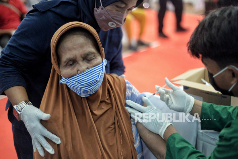 Tenaga kesehatan menyuntikan vaksin booster atau vaksin penguat saat gelaran Vaksin Covid-19 Serentak di Gelanggang Olahraga Remaja (GOR) Radio Dalam, Jakarta Selatan, Selasa (8/3/2022). Vaksinasi tersebut serentak digelar di seluruh Indonesia yang diselenggarakan oleh Kepolisian Republik Indonesia dengan target penyaluran vaksin sebanyak 1.114.750 dosis. Republika/Thoudy Badai