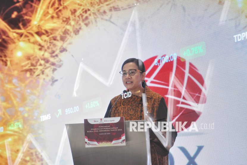 Menteri Keuangan Sri Mulyani Indrawati menyampaikan sambutan saat menghadiri pembukaan perdagangan saham tahun 2025 di Gedung Bursa Efek Indonesia, Jakarta, Kamis (2/1/2025). Pada pembukaan  perdagangan saham 2025, Indeks Harga Saham Gabungan (IHSG)  dibuka hijau dengan menguat 30,21 poin atau 0,43 persen ke level 7110.114.