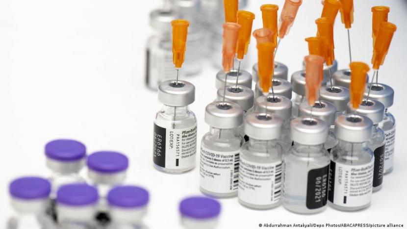 Upaya Vaksinasi Dicederai Vaksin Palsu di Meksiko dan Polandia