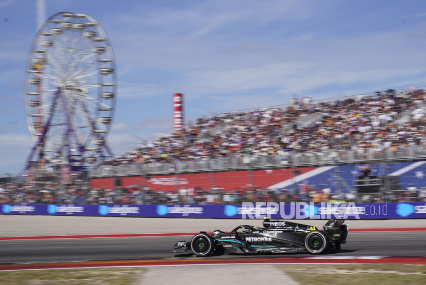 Pembalap Mercedes Lewis Hamilton dari Inggris melintas saat balapan mobil Grand Prix Formula Satu AS di Sirkuit CoTA, Austin, Texas,  Amerika, Senin (23/10/2023) dini hari WIB.