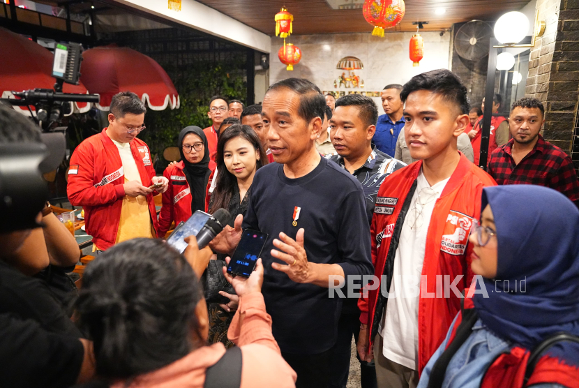 Presiden RI Joko Widodo bertemu dengan sejumlah pengurus dan sejumlah kader muda PSI di Braga Permai, Kota Bandung, Jawa Barat, Sabtu (3/2/2024) malam WIB. 
