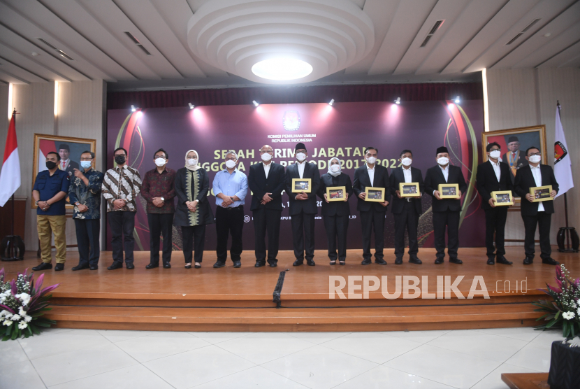 Komisioner Komisi Pemilihan Umum (KPU) periode 2022-2027 berfoto bersama dengan Komisioner  KPU periode 2017-2022 usai serah terima jabatan di Gedung KPU, Jakarta, Selasa (12/4/2022). 