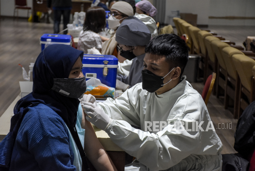 Vaksinator menyuntikkan vaksin Covid-19 ke warga saat pelaksanaan vaksinasi Covid-19 massal di Gedung PPAG UNPAR, Jalan Ciumbuleuit, Kota Bandung, (ilustrasi).