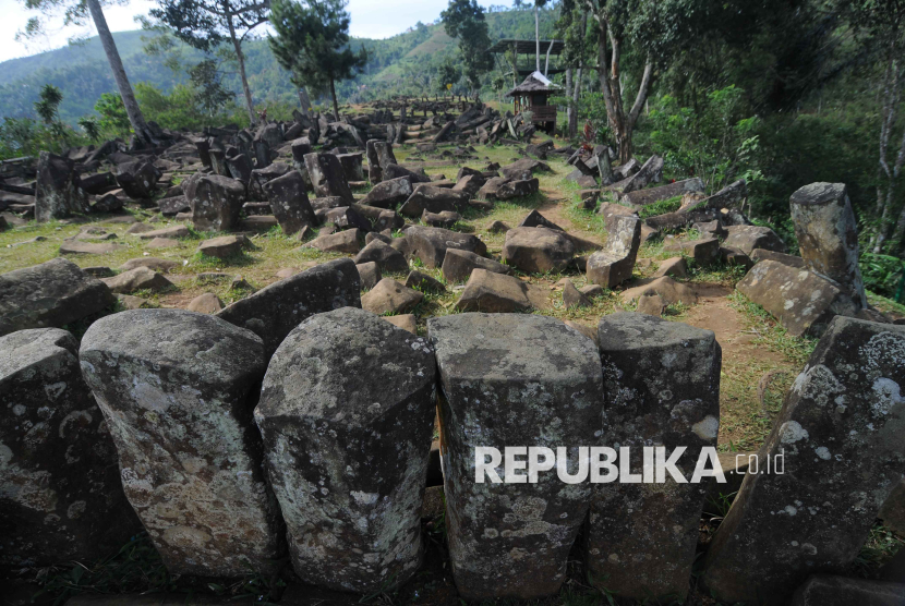 Batu-batu balok jenis batuan beku andesit terhampar berserakan di situs Megalith Gunung Padang, Kab. Cianjur, Jawa Barat, (3/12/2012).