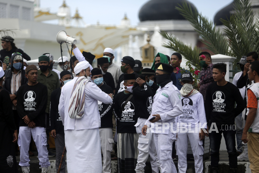  Anggota Front Pembela Islam (FPI) mengadakan unjuk rasa untuk memprotes penembakan anggota mereka oleh polisi di Banda Aceh, Indonesia, 08 Desember 2020. Enam tersangka pendukung ulama Indonesia Rizieq Shihab, pemimpin Front Pembela Islam , ditembak dan dibunuh dalam bentrokan dengan petugas polisi pada 07 Desember. 2020.