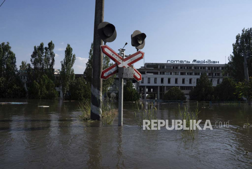 Jalanan tergenang air setelah bendungan Kakhovka meledak di Kherson, Ukraina, Selasa, (6/6/2023).