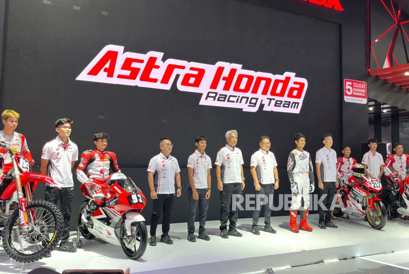 PT Astra Honda Motor (AHM) mengumumkan pebalap muda berbakat yang menjadi bagian dari program pembinaan balap AHM untuk musim 2024 di IIMS 2024 di JIExpo Kemayoran, Jakarta, Kamis (15/2/2024). 