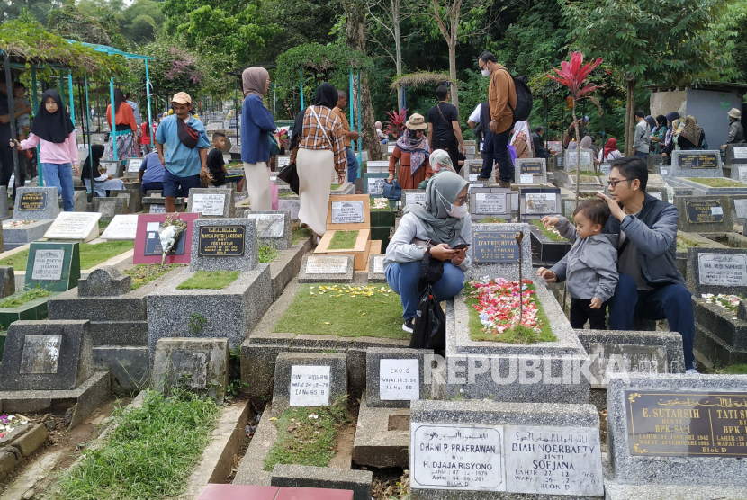 Peziarah memadati TPU (Tempat Pemakaman Umum) Cikutra, Kota Bandung, Ahad (23/4/2023). 