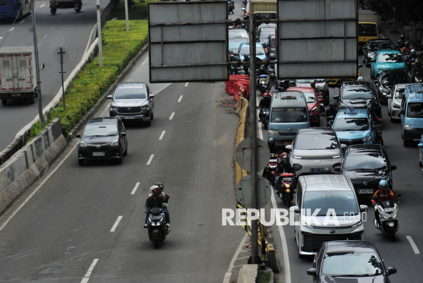 Pengendara motor melintas di Jalan Layang Non Tol (JLNT) Casablanca, Jakarta, Selasa (11/2/2025). Jalan Layang Non Tol tersebut merupakan jalan tidak diperuntukan bagi kendaraan motor, karena dapat membahayakan pengendara. Meski demikian, sejumlah pengendara tetap nekat melintas di jalur itu meski berbagai imbauan dan rambu larangan sudah terpasang di jalan tersebut. Sementara itu, Korlantas Polri telah menggelar Operasi Keselamatan 2025 sejak Senin (10/2) hingga 23 Maret mendatang. Kapolda Metro Jaya Karyoto menyatakan bahwa operasi ini mengutamakan upaya pencegahan dan penyadaran agar angka kecelakaan dapat ditekan.