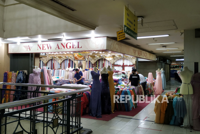 Setelah sebelumnya tutup saat PPKM, pusat perbelanjaan Pasar Baru Kota Bandung, kini diperbolehkan buka, Ahad (1/8). Meski demikian, suasana masih sepi pengunjung. Sejumlah peraturan pun diberlakukan, pengunjung wajib pakai masker dan harus melalui cek suhu tubuh. Selain itu, toko yang buka diberlakukan nomor ganjil genap secara bergiliran.