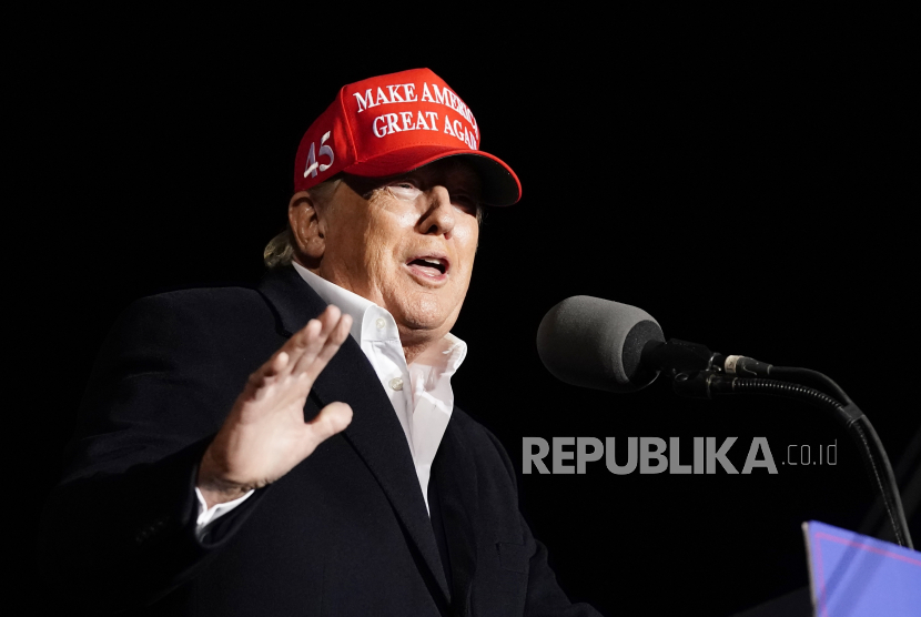 Mantan Presiden Donald Trump berbicara pada rapat umum, Sabtu, 15 Januari 2022, di Florence, Arizona.