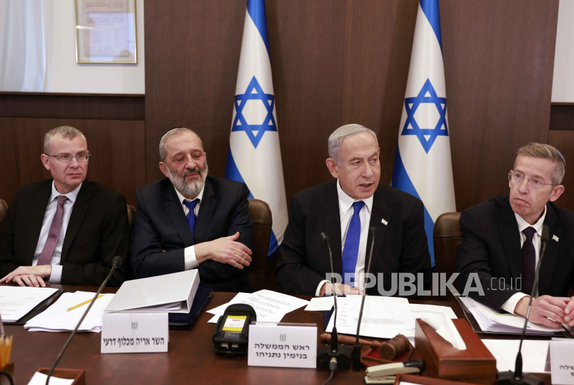 (Ki-ka) Menteri Kehakiman Israel Yariv Levin, Menteri Dalam Negeri dan Kesehatan Aryeh Deri, Perdana Menteri Benjamin Netanyahu dan sekretaris pemerintah Yossi Fuchs, duduk bersama selama rapat kabinet mingguan di Perdana Menteri