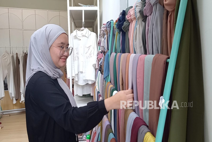 Motif dan tipe hijab yang kini hadir di pasaran sangat beragam./ilustrasi